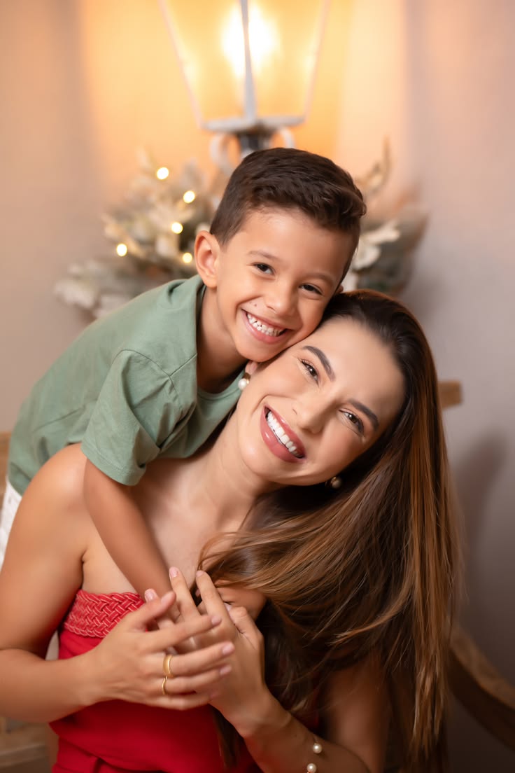 Ana Carolina Silva abraçada com o filho, ambos sorrindo